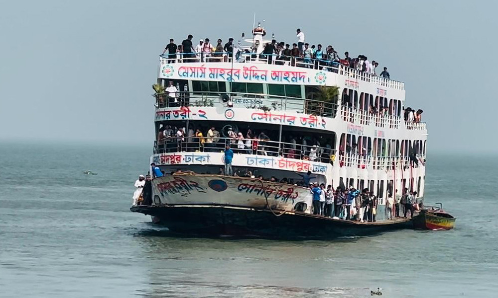 চাঁদপুর লঞ্চ টার্মিনালে ঘরমুখো মানুষের ভিড়